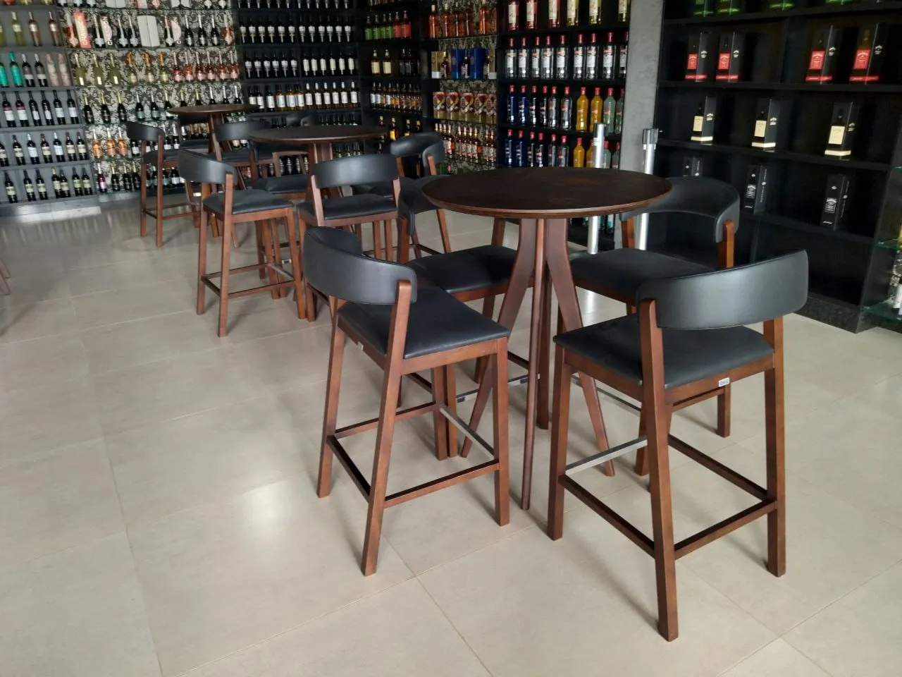Dubai: mesas altas e banquetas junto à adega