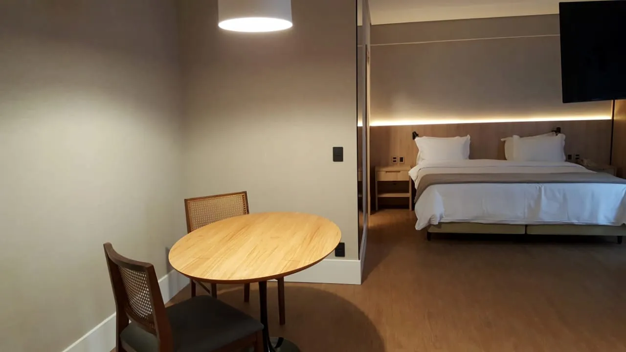 Intercity Address: apartamento com mesa redonda e cadeira