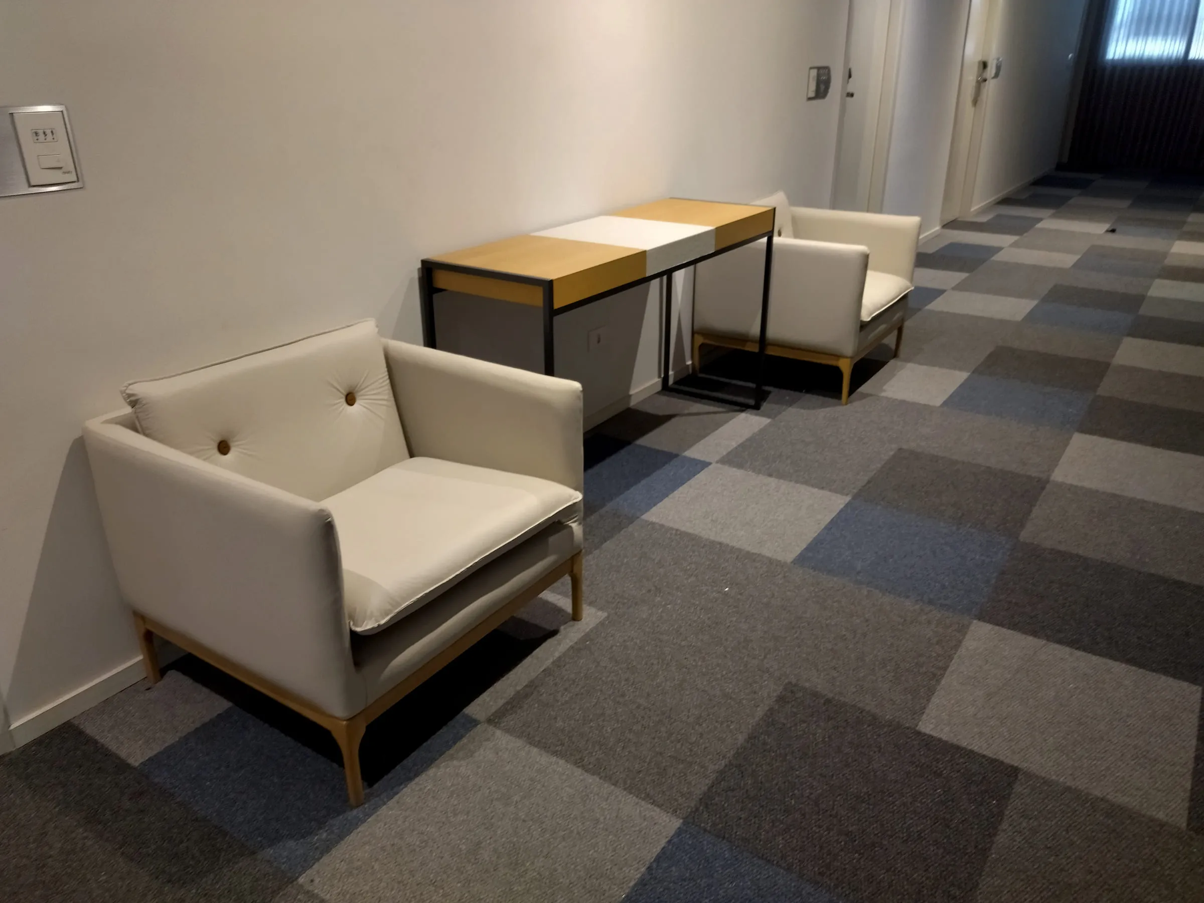 Viale Hotéis: estação de trabalho com poltronas no lobby