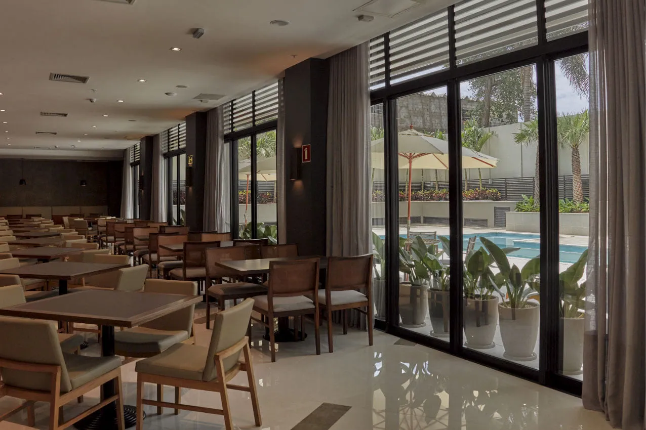 Bourbon Business: salón frente al área de piscina