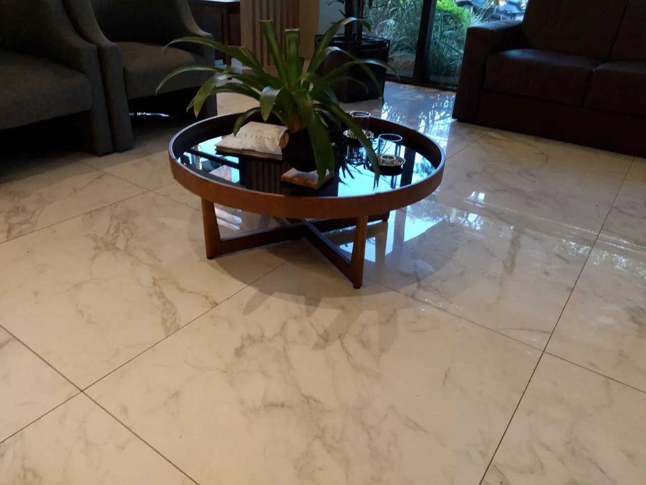 Hotel Nadai: mesa de centro en el lobby