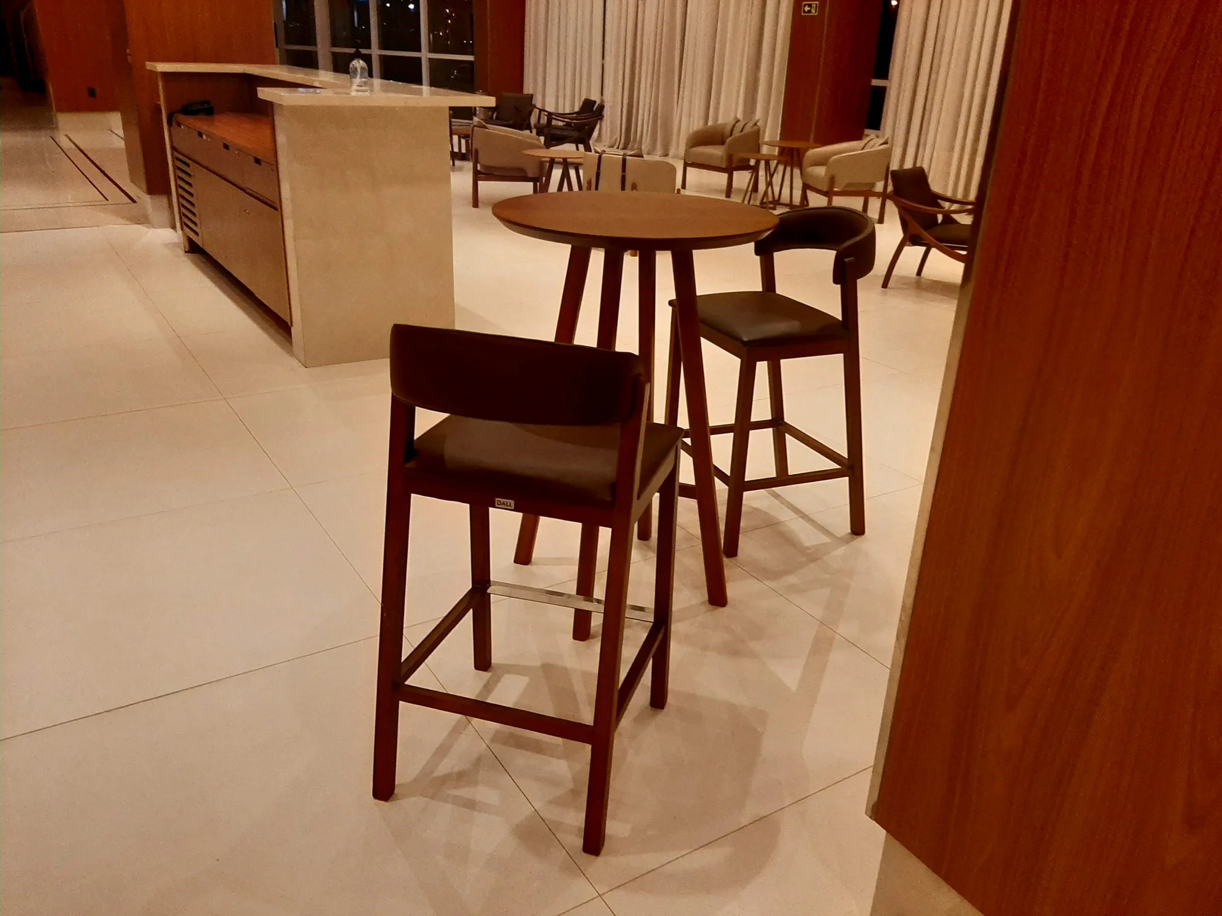 Recanto Park Iguassu: bar con mesas altas y taburetes