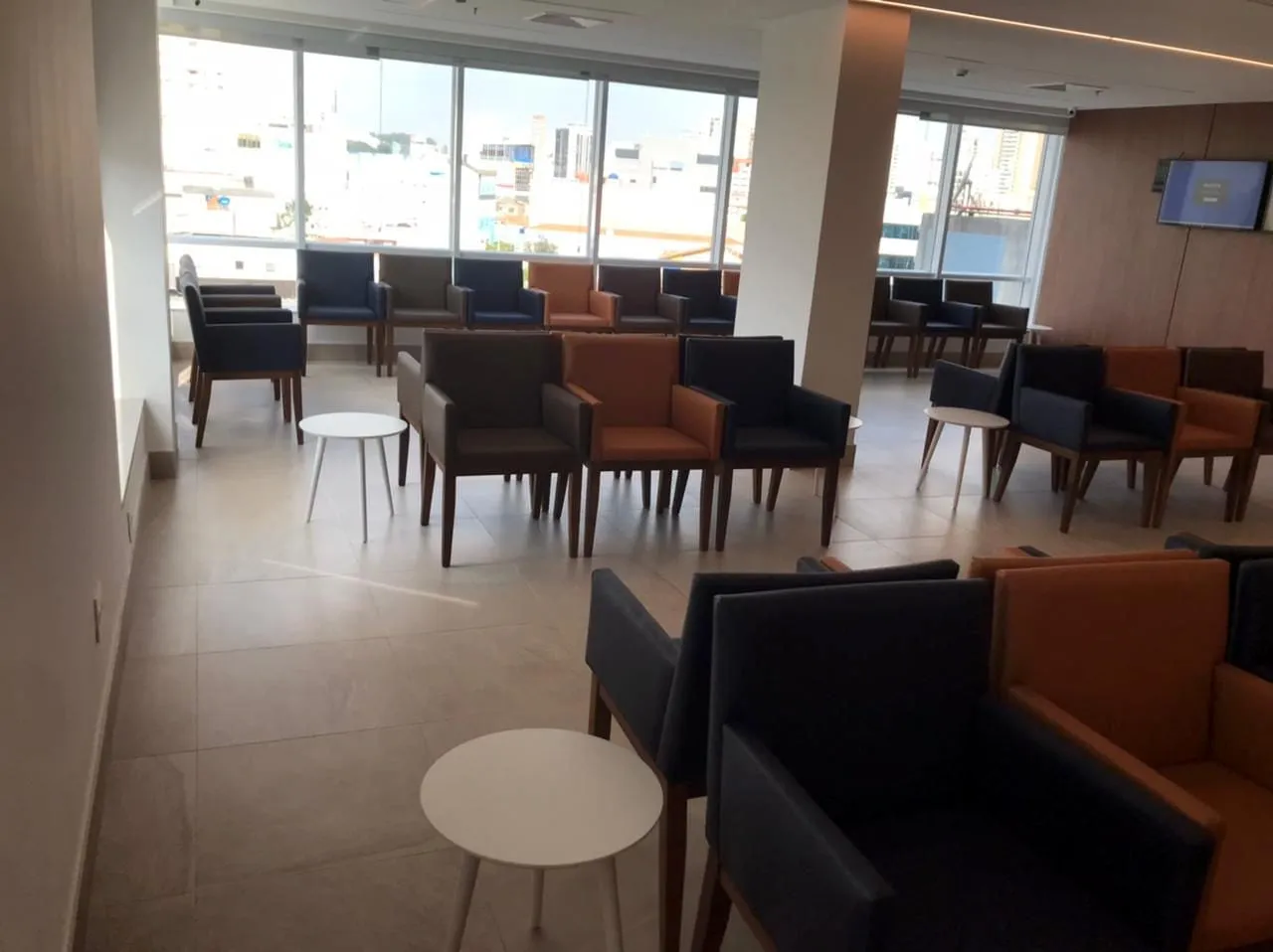 Rede D'Or: área de espera com poltronas individuais